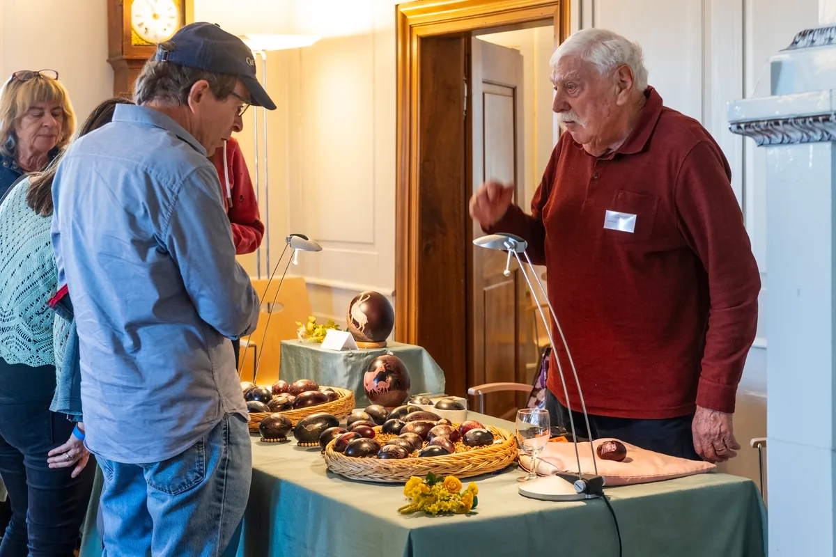 Rolf Mohler aus Basel erklärt Interessierten seine Werke. Die 24. Ostereier-Ausstellung im Schloss Greifensee zog viele Besucher an.